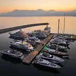 Апартаменты Porta Del Mare - Luxury Beachfront By Leading Салерно
